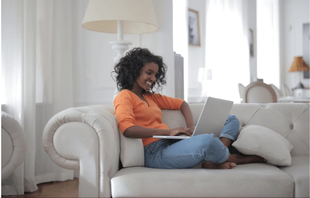 femme sur son canapé avec son ordinateur